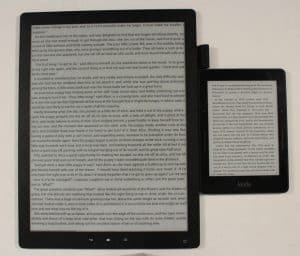 Good E Reader 13,3 tum i jämförelse med en Kindle. För att man ska få en uppfattning om skillnaden i storlek.