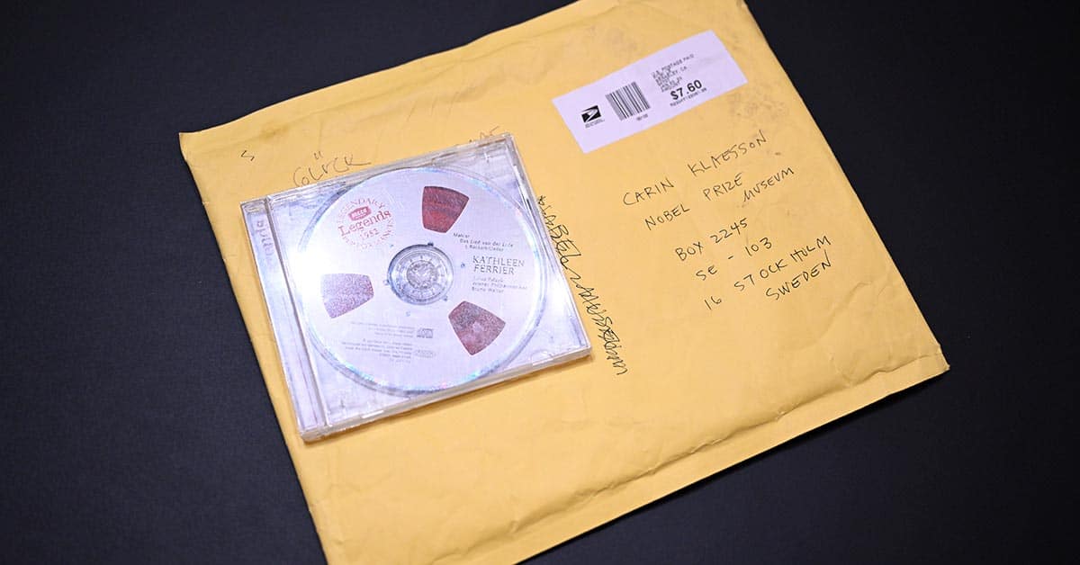 Nobelpristagaren Louise Glück har skänkt en cd-skiva med den österrikiske kompositören Gustav Mahler till Nobelprismuseet. Foto: Henrik Montgomery/TT.