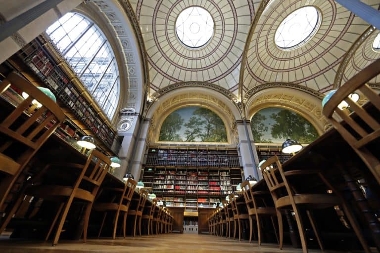 Giftiga 1800-talsböcker tas bort i Frankrike