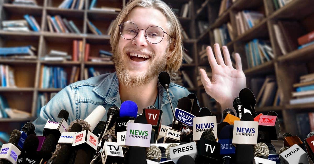 "Jag har skrivit en ny bok", säger författaren. Upp till medierna att bedöma ifall det är en nyhet som intresserar tillräckligt många. Foto: iStock. (Personen på bilden är varken Klas Östergren eller George R.R. Martin och har inget med artikeln att göra förutom i illustrativt syfte)