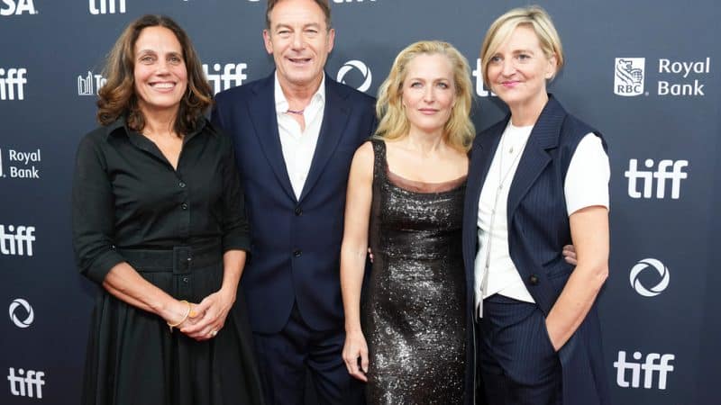 Producenten Elizabeth Karlsen, skådespelarna Jason Isaacs och Gillian Anderson samt regissören Marianne Elliott inför visning av filmen "The salt path" på Toronto International Film Festival 2024. Nu anklagas författaren till boken filmen baseras på för att ha ljugit om flera händelser. Foto: Nathan Denette/The Canadian Press via AP/TT