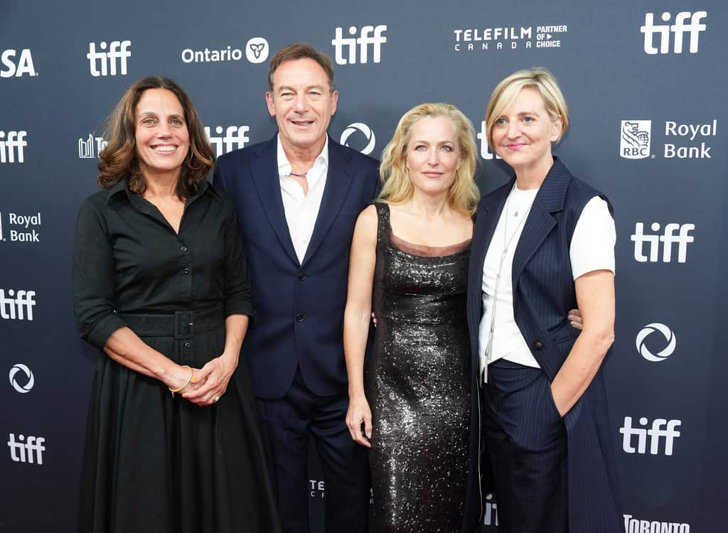 Producenten Elizabeth Karlsen, skådespelarna Jason Isaacs och Gillian Anderson samt regissören Marianne Elliott inför visning av filmen "The salt path" på Toronto International Film Festival 2024. Nu anklagas författaren till boken filmen baseras på för att ha ljugit om flera händelser. Foto: Nathan Denette/The Canadian Press via AP/TT