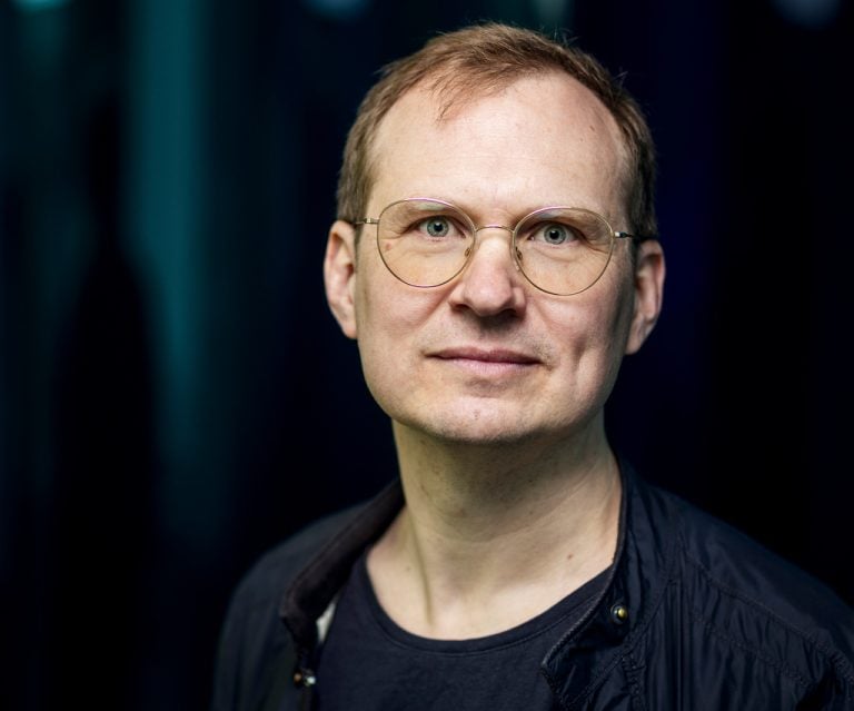 Författaren och poeten Jonas Gren vill uppmärksamma de vinstintressen som ligger bakom vår ständigt uppkopplade tillvaro. Pressbild: Weyler förlag/Casper Hedberg.