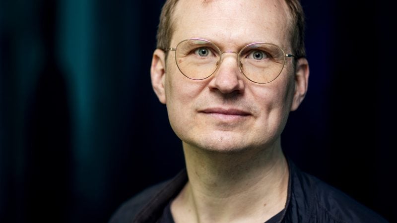 Författaren och poeten Jonas Gren vill uppmärksamma de vinstintressen som ligger bakom vår ständigt uppkopplade tillvaro. Pressbild: Weyler förlag/Casper Hedberg.