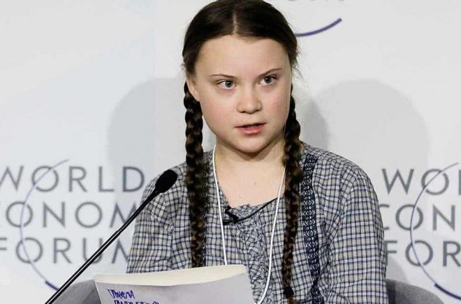 Greta Thunberg under ett av talen som finns i boken. Arkivbild: Markus Schreiber/AP/TT.