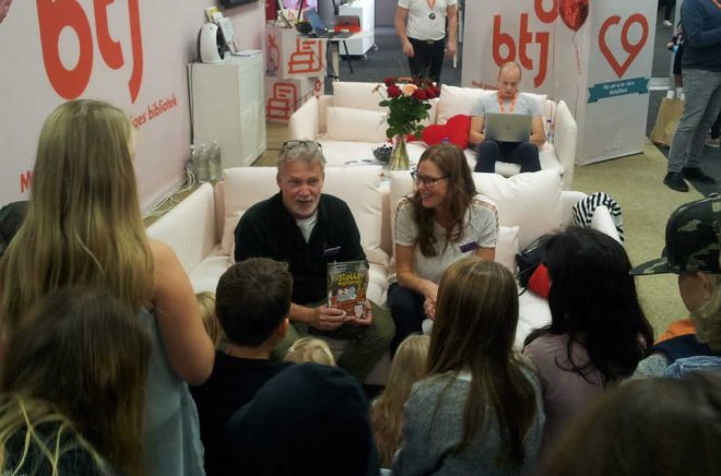 Martin Widmark och illustratören Helena Willis på Bokmässan 2017. Foto: Anna von Friesen