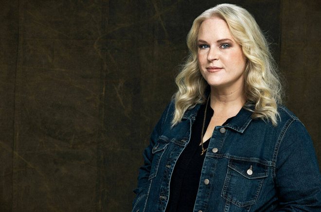 Lisa Bjerre – från IT-journalist till framgångsrik deckarförfattare, aktuell med både den egna ljudboksserien Monstrum och nya samarbetsprojekt. Foto: Magnus Ragnvid.