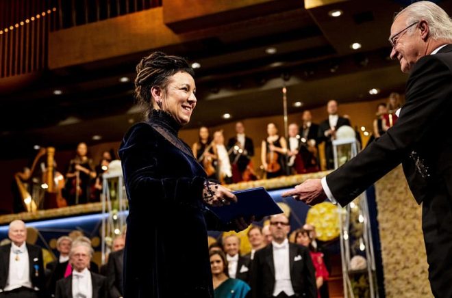 Olga Tokarczuk tar emot sitt Nobelpris, ett år försenat, från H.M. Kung Carl XVI Gustaf i Konserthuset, Stockholm den 10 December 2019. Foto: A. Mahmoud/Nobel Media.