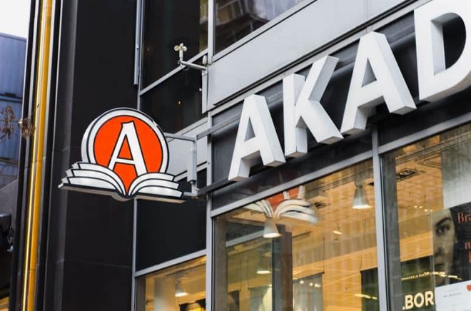 Akademibokhandelns logga är numera den enda som syns även på franchisebutikerna - som blir sex färre efter att Bok & Co köps upp av Bokusgruppen.
