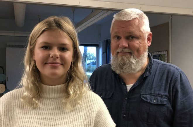 Alice Axelsson, som hittade på monstret Dockmylingen, och Johannes Pinter, författare och illustratör till böckerna i serien Monster monster. Foto: Pressbild/Egmont Publishing