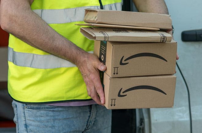 Hur länge dröjer det innan vi ser Amazonpaket i posten som skickats från Amazons svenska lager? Foto: iStock.