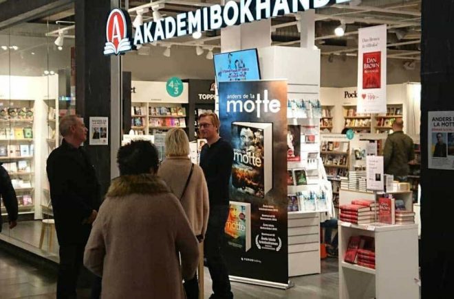 Författaren Anders de la Motte signerade sin nya bok hos Akademibokhandeln på Väla utanför Helsingborg på Fars dag 2017. Foto: Sölve Dahlgren