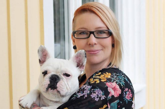 Anna Hansson med sin hund Selma. Foto: Sara Backlund