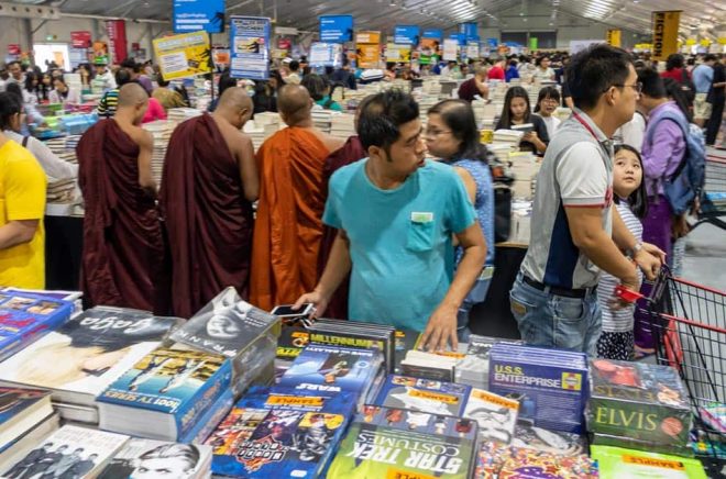 Big Bad Wolf är kanske världens största bokmässa, eller vi hade kanske sett den som en gigantisk bokrea. I januari i år ägde den rum i Yangon, Myanmar. Varför har vi inte kundvagnar i Göteborg? Men även Big Bad Wolf (som arrangeras i flera länder) har tvingats komplettera med ehandel i år. Foto: iStock.