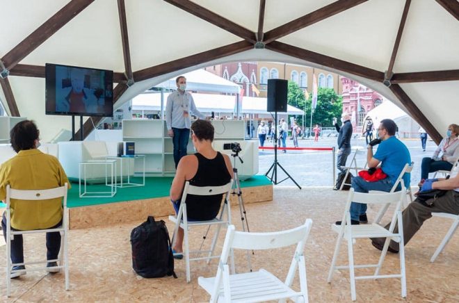 Så här såg det ut vid en litteraturfestival i Moskva, Ryssland, för två månader sedan. Fysisk distansering och många masker. Foto: iStock.