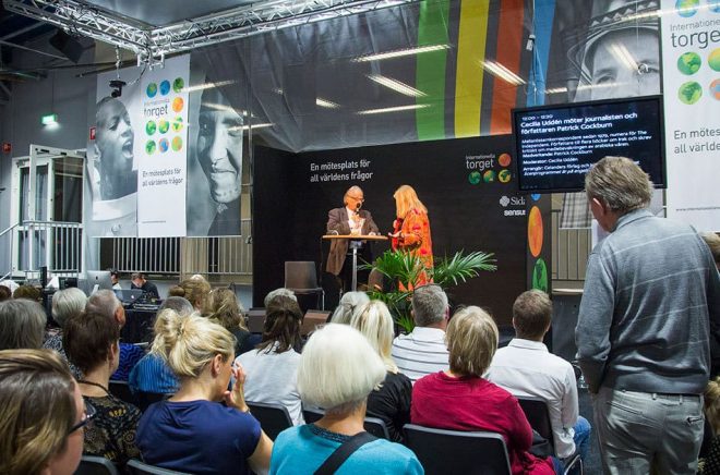 Bokmässan 2016. Patrick Cockburn och Cecilia Uddén. Internationella torget, Stora scenen. Foto: Alexander Lagergren, Bokmässan.