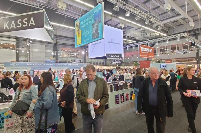 Största montern på Bokmässan har Bonnierförlagen. I år hade de uppgraderat med stor mediakub. Foto: Boktugg.