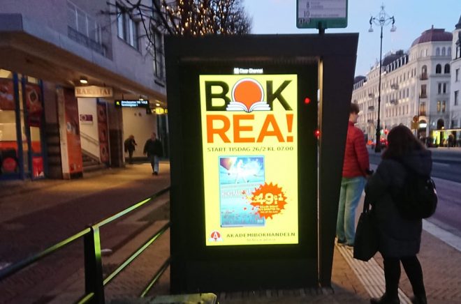 BOKREA utropar stortavlorna just nu (som här på Järnvägsgatan i Helsingborg). Under några dagar är det högtryck i bokhandeln. Men samtidigt är det rea på hela bokhandlar som gått i konkurs eller är till salu. Foto: Sölve Dahlgren.