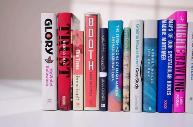 Här är alla de 13 nominerade böckerna på Booker Prize 2022 long list. Foto: Booker Prize.
