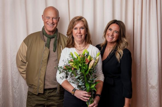 Vinnaren Cecilia Sjögren (mitten) tillsammans med jurymedlemmarna Stefan Sauk och Denise Rudberg. Foto: Ann Jonasson Lignercrona/Saga Egmont