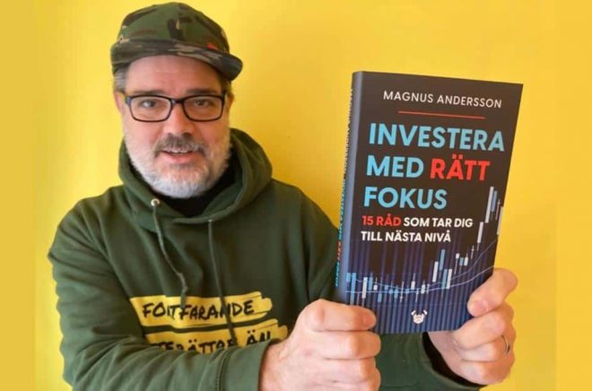 David Stark på Pug Förlag med en eftertraktad bok som sålde slut direkt. Och på grund av tryckerisituationen kommer den inte att finnas i lager förrän 23 december. Foto. Frida Malvina.