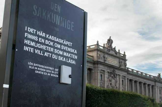 Lava förlags kampanj för boken Den Sakkunnige utanför Riksdagshuset. Foto: Samuel Garlöv/JMWGolin