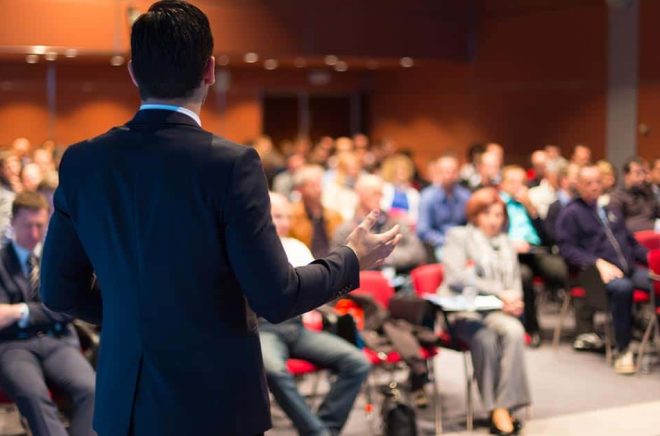 Alexander Merriam-Webster vid den stora 1 april-konferensen i Bryssel där språkpoliser från samtliga EU-länder deltar för att gå igenom det nya direktivet om särskrivning. Foto: iStock.