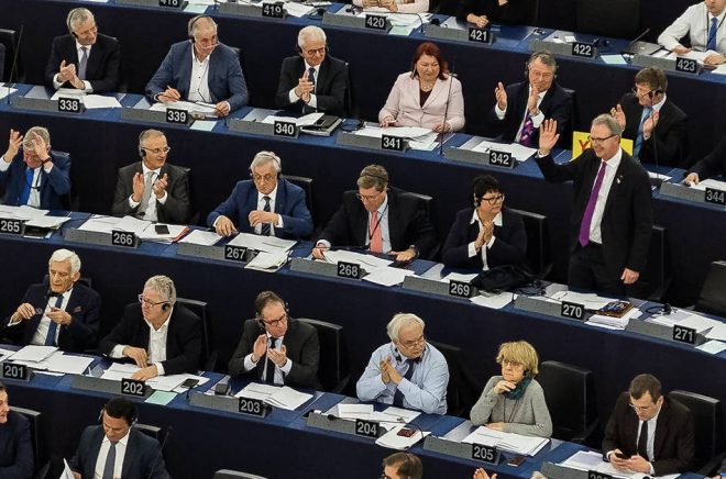 Föredragande Axel Voss tar emot applåder efter votering. Foto: Herman Caroan, ccby.