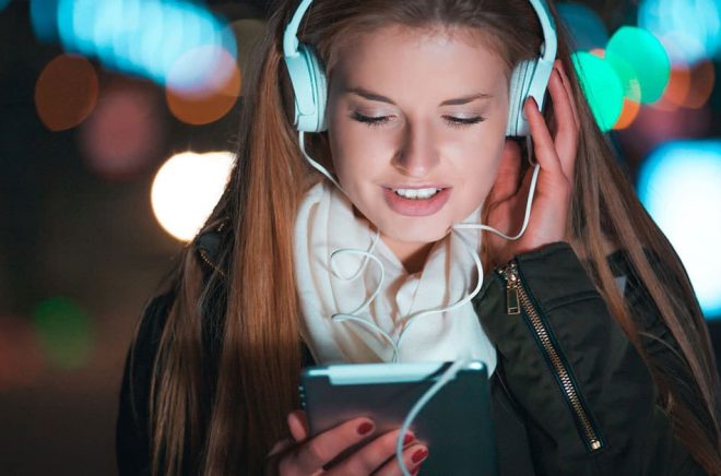 På samma sätt som vi valt mellan inbundet och pocket kommer vi i framtiden kanske att välja mellan att ladda ned EPUB eller MP3 och streaming. Och snart med samma momssats. Foto: Fotolia.