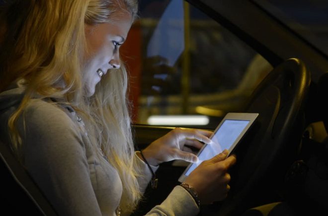 Parkera bilen innan du läser vidare i den spännande boken. Från 1 februari 2018 är det förbjudet att använda mobilen när du kör, vilket inkluderar att läsa eböcker. Foto: Fotolia.