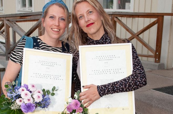 Elisabeth Widmark och Anna Sundström Lindmark tog i helgen emot Norrland litteraturpris 2019 i barn- och ungdomsklassen. Linnea Axelsson som fick det skönlitterära priset kunde tyvärr inte medverka vid prisutdelningen.  Foto: Maria Broberg.