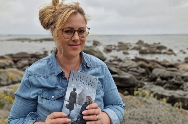 Emelie Ekborg släpper den historiska spänningsromanen Nattviolen. - Strax innan pandemin tog jag upp skrivandet igen, efter flera års vila. När jag sedan blev delvis permitterad, bestämde jag mig för att satsa på skrivandet på allvar. Foto: Emelie Ekborg