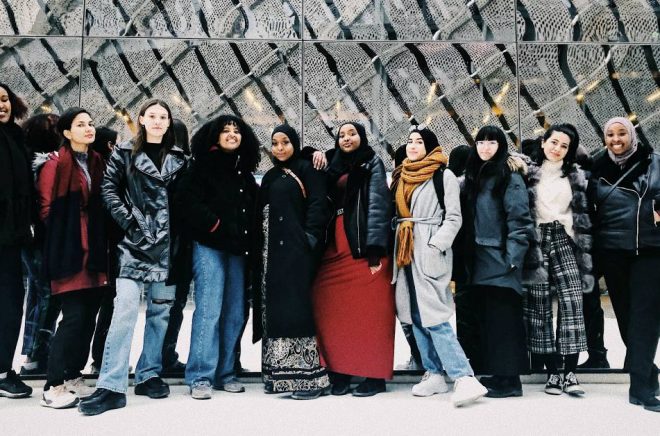 Deltagande adepter i mentorprogrammet Fler steg fram, från vänster: Saida Ahmed, Sanaz Sharifi, Nelly Kronstrand, Danait Bekuretsion, Luul Mohamed Ali, Hamda Elmi, Meriam Jamil, Hanna Larsson, Zuzu Rabi och Nasrin Mohamoud. Ej närvarande på bild: Sumaya Okashe och Aisha Jama.
Foto: Jasmin Rastegar.