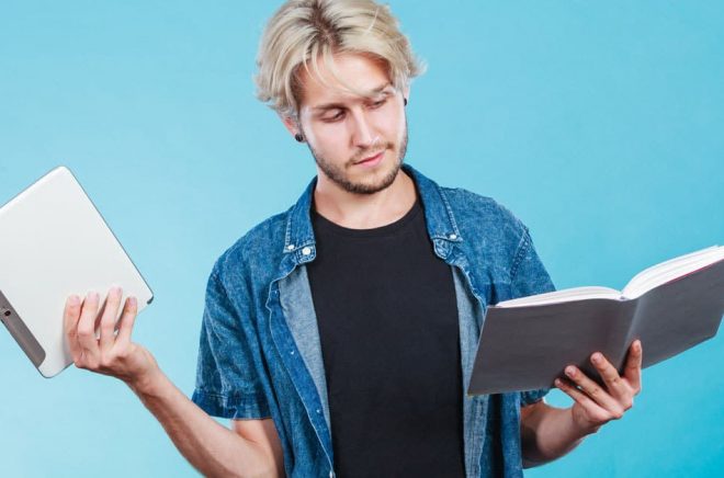 Varför är vi beredda att betala mer för en tryckt bok än en digital, trots att den sistnämnda är mer flexibel? Foto: Fotolia.