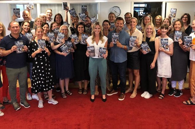 HarperCollins medarbetare - Team Emelie Schepp. Samarbetet fortsätter dock över nästa år också då sjätte boken i hennes serie släpps på HarperCollins. Men 2021 är Norstedts förlaget som ska ge ut hennes böcker. Foto: HarperCollins.