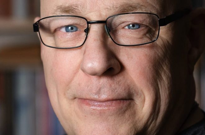 Mångåriga journalisten och skribenten Hasse Gänger är skriv kriminalromanen SNART HAR DU INGEN LUFT KVAR.