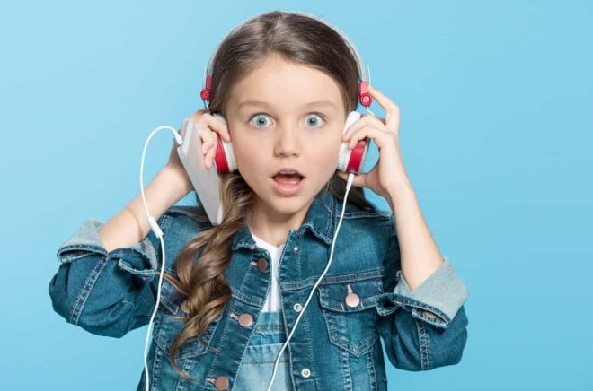 Headphones-overraskad-Fotolia_144859142