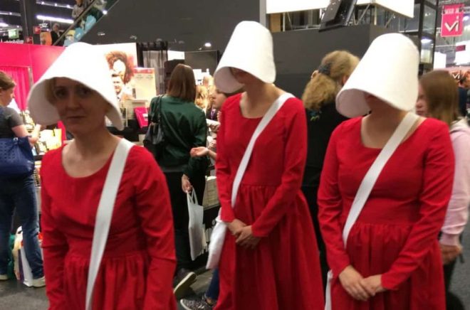 Rödklädda tjänarinnor utanför Norstedts monter på Bokmässan 2017. Foto: Anna von Friesen.