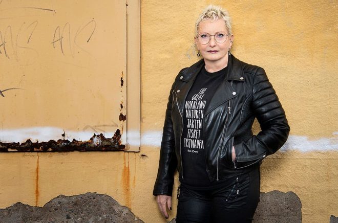 Sedan debuten 2009 har Ingrid Elfberg etablerat sig som en av de starkare rösterna på den svenska deckarscenen, känd för sina drivna kvinnoporträtt och sin förmåga att väva in samhällsaktuella frågor i spänningslitteraturen. Foto: Lisa Jabar, AnnalisaFoto AB.