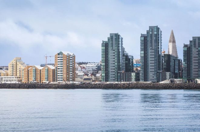 Island är inte bara lava som strömmar ur vulkaner och hett vatten. Huvudstaden Reykjavik har en skyline. Nu lanserar Storytel sin strömmande ljudbokstjänst på den lilla ön. Foto: Fotolia.