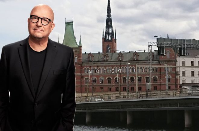 Storytels VD Johannes Larcher framför huvudkontoret i Stockholm. Foto: Pressbild och Boktugg. Bilden är ett montage.