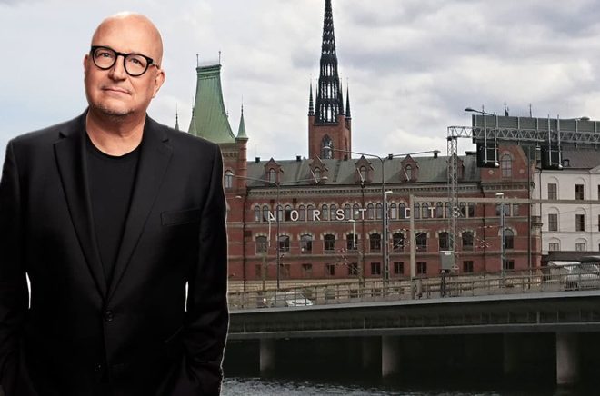 Storytels VD Johannes Larcher framför huvudkontoret i Stockholm. Foto: Pressbild och Boktugg. Bilden är ett montage.