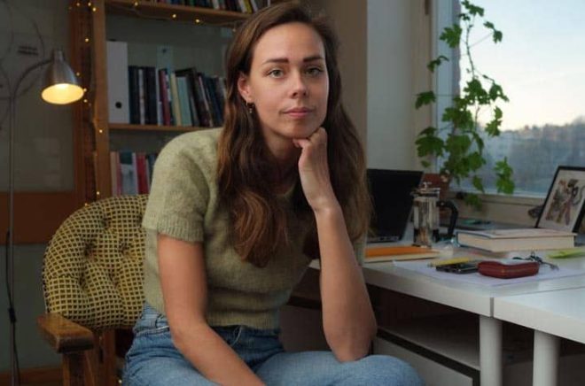 Julia Ravanis tilldelas Gerard Bonniers Essäpris 2025 för sin bok Emmys teorem (Natur & Kultur). Foto: Viktor Gårdsäter.