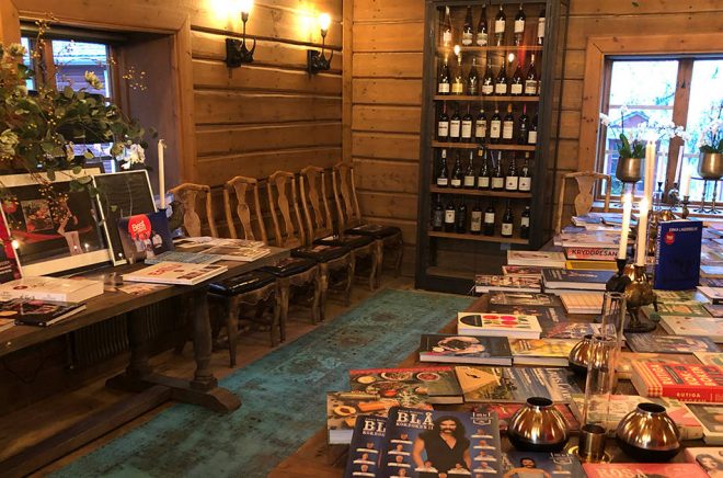 Kokböcker i långa rader väntar på besökarna vid Kokbokens Dag i Grythyttan 2018.