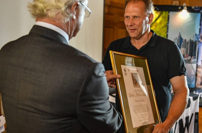 Brutus Östling tar emot priset för Årets Pandabok av kung Carl XVI Gustaf. Foto Ola Jennersten.