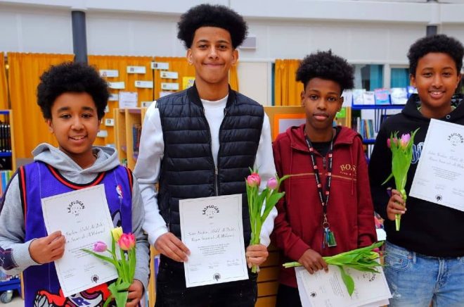 Fyra killar i åttonde klass på Enbacksskolan i Tensta prisas för sin poesiläsning. Foto: Textpiloterna/Läsplogen