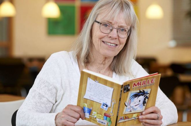 Lena Furberg, tecknare och författare, med den första kapitelboken om serieponnyn Mulle.