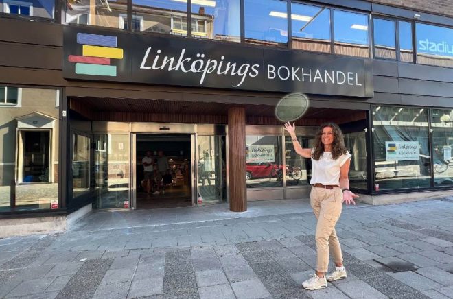 Butikschef Monika Gustavsson inför öppningen av Linköpings bokhandel. Bild: Petra Rörberg