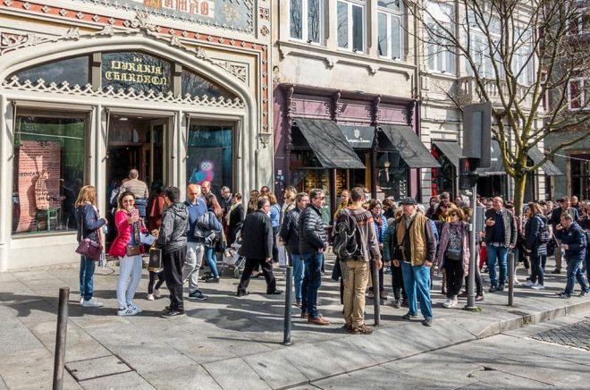 Bokhandeln Livraria Lello i Porto har funnits sedan 1906 och har blivit en turistattraktion eftersom den påstås ha inspirerat JK Rowling till Harry Potter. Här i mars 2019, köar folk för att betala för att besöka bokhandeln. Men nu dödar JK Rowling myten - hon har aldrig besökt bokhandeln. Foto: Gordon Bell Photography/iStock.