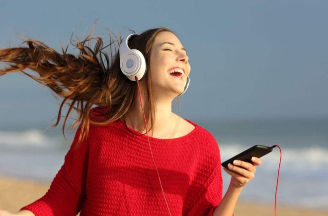 Glad ljudbokslyssnare. Foto: iStock